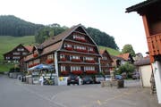 Das Gasthaus Rössli in Krinau prägt das Dorfbild. (Bild: Martin Knoepfel)