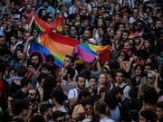 Trotz eines Verbotes nahmen am Sonntag rund 1000 Personen an der Gay-Pride-Parade in Istanbul teil. (Bild: KEYSTONE/AP/EMRAH GUREL)