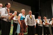 Auch der Männerchor Kobelwald kann es nicht ganz ohne Frau: Heinz Geisser sang mit seiner Gattin Manuela ein Duett. (Bild: Max Pflüger)