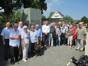 Die ehemaligen Fremdenlegionäre am Dunant-Denkmal in Heiden. Bild: Peter Eggenberger