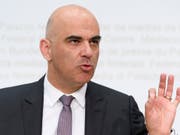 Innenminister Alain Berset erklärt, warum der Bundesrat die Fair-Food-Initiative ablehnt. Aus seiner Sicht ist sie unnötig. Bei einem Ja drohten ausserdem Umsetzungsschwierigkeiten, da es Kontrollen im Ausland bräuchte. (Bild: KEYSTONE/ANTHONY ANEX)