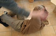 Die Männer entführten den Jugendlichen und schlugen ihn. (Symbolbild: Nana do Carmo)
