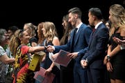 Die glücklichen Absolventen konnten ihre Diplome entgegennehmen.Bild: Pius Amrein (Luzern, 2. Juli 2018)