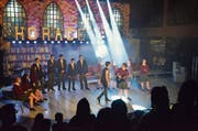 Die Schüler der Eschliker Abschlussklassen singen in der Bächelacker-Turnhalle unter anderem Welthits wie «We will rock you». (Bild: Christoph Heer)