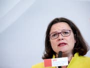 Die SPD hat den Unionskompromiss zur Flüchtlingspolitik in Deutschland zurückhaltend beurteilt. Man habe das Thema nur am Rande diskutiert, sagte Parteichefin Andrea Nahles am frühen Dienstagmorgen nach einem Treffen der Koalitionsspitzen im Kanzleramt in Berlin. (Bild: KEYSTONE/EPA/HAYOUNG JEON)