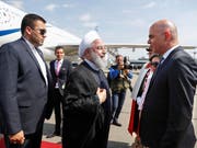 Bundespräsident Alain Berset (rechts) begrüsst seinen iranischen Amtskollegen Hassan Ruhani (Mitte) nach dessen Ankunft am Nachmittag in Zürich-Kloten. (Bild: KEYSTONE/PETER KLAUNZER)