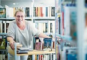 Fabia Patocchi bei ihrer Arbeit in der Bibliothek in Baar. (Bild: Stefan Kaiser (Baar, 18. Juni 2018))