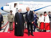 Bundespräsident Alain Berset (rechte Mitte) unterhält sich mit seinem iranischen Amtskollegen Hassan Ruhani (links) nach dessen Ankunft in Zürich-Kloten. (Bild: KEYSTONE/PETER KLAUNZER)