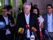 Horst Seehofer konnte einen Kompromiss verkünden, mit dem er Innenminister bleiben kann. (Bild: KEYSTONE/EPA/FILIP SINGER)