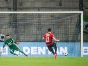 Souverän zur zwischenzeitlichen Krienser Führung: Nico Siegrist verwertet einen Foulpenalty (Bild: KEYSTONE/JEAN-CHRISTOPHE BOTT)
