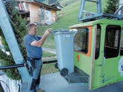Ueli Schmitter schickt mit seiner Bahn den Abfallkübel ins Tal. (Bilder: Ruedi Wechsler (Wolfenschiessen, 13. Juli 2018))
