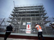 Eine Baustelle für die Olympischen Spiele 2020 in Tokio (Bild: KEYSTONE/AP/EUGENE HOSHIKO)