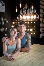 Wolfram leuchtet schöner: Esther König und Marc Juchler von Konigs in ihrem Geschäft an der Güterbahnhofstrasse in St.Gallen. (Bild: Ralph Ribi)