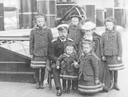 Nikolai II. mit seiner Familie, im Uhrzeigersinn von links: Olga, Nikolai II., Anastasia, die Zarin Alexandra, Maria, Tatjana und Zarewitsch Alexej. (Bild: Keystone; 1907)