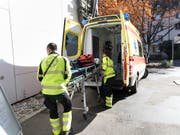Eine Ambulanz bringt eine Frau ins Spital, die wegen einer Katze mit dem Velo gestürzt ist. (Bild: KEYSTONE/GAETAN BALLY)