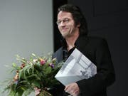 Der deutsche Schriftsteller Ralf Rothmann - hier 2006 bei der Entgegennahme des Max-Frisch-Preises der Stadt Zürich - erhält dieses Jahr den mit 20'000 Franken dotierten Uwe-Johnson-Preis. (Bild: Keystone/EDDY RISCH)