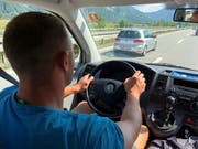 NLA-Topskorer Milan Petrovic lenkt den einen von zwei Minibussen des SC Kreuzlingen. (Bild: Matthias Hafen)