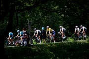 Geraint Thomas (in Gelb) vor Chris Froome (ganz rechts): Gibt es einen Chef-Wechsel?Bild: Christophe Ena/Keystone (Valence, 20. Juli 2018)