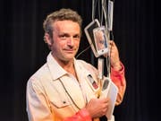 Der Künstler Andres Lutz alias Dr. Luedi posiert im April 2018 mit Gadgets seiner Bühnenshow «Dr. Luedi-Show: Luedi steigt ins Moor». (Bild: Keystone/CHRISTIAN BEUTLER)