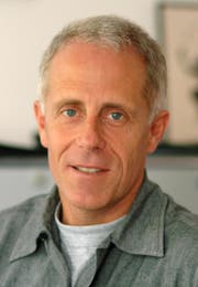 Prof. Dr. phil. nat. Christian Surber ist Wissenschaftlicher Mitarbeiter und Gastprofessor an den Dermatologischen Universitätskliniken Basel und Zürich.