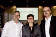 Karin Becker übernimmt das Theater Konstanz. Umrahmt wird sie nach ihrer Wahl vom Konstanzer Oberbürgermeister Uli Burchardt (rechts) und vom Kulturbürgermeister Andreas Osner. (Bild: Stadt Konstanz)