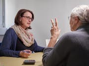 Zwei Frauen im Büro: Die Erwerbslosenquote bei den Frauen hat sich trotz Boom auf dem Arbeitsmarkt kaum verändert (Symbolbild). (Bild: KEYSTONE/CHRISTOF SCHUERPF)