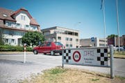 Sind die Parkplätze unten beim Campingplatz besetzt, wird dies mit einer Schranke angezeigt. (Bild: Maria Schmid (Zug, 18. Juli 2018))