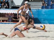 In den Niederlanden top in Form: Das Schweizer Duo Nina Betschart (vorne) und Tanja Hüberli steht an der EM im Halbfinal (Bild: KEYSTONE/PETER SCHNEIDER)