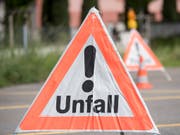 Nach einem Unfall mit drei Fahrzeugen ist der Cassanawald-Tunnel in beiden Richtungen gesperrt. (Bild: KEYSTONE/URS FLUEELER)
