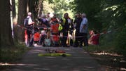 Hinter einer Polizeiabsperrung werden Fahrgäste eines Linienbusses in Lübeck von Einsatzkräften der Feuerwehr versorgt. Bei einer Gewalttat in einem Linienbus sind mehrere Menschen verletzt worden. (Bild: Keystone/DPA/TNN (Lübeck, 20. Juli 2018))