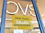 Im Juni sind deutlich weniger Firmen in der Schweiz pleite gegangen. Dennoch gab es einen Riesenkonkurs: Der Kleiderhändler OVS (ehemals Charles Vögele) machte dicht. (Bild: KEYSTONE/WALTER BIERI)