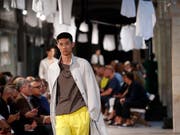 Der französische Luxusgüterkonzern Hermes profitiert von einer ungebremsten Nachfrage aus China und erzielt deshalb deutlich mehr Umsatz im ersten Halbjahr. (Bild: KEYSTONE/AP/CHRISTOPHE ENA)