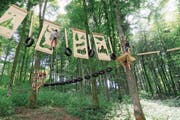 Die Mädchen vom Blauring Steinhausen erklimmen den Kasola-Seilpark. (Bild: Lagerbild (OK-Team Kasola, Moosleerau AG, 15. Juli 2018))
