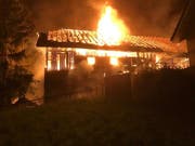 Flammeninferno: Ein Bauernhaus, das abgebrochen werden sollte, ist in der Nacht auf Freitag in Buttwil AG vollständig niedergebrannt. (Bild: Handout Kantonspolizei Aargau)