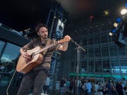 Der amerikanische Musiker Kail Baxley war einer der ersten, die am diesjährigen Blue Balls Festival in Luzern auftraten. (Bild: KEYSTONE/URS FLUEELER)