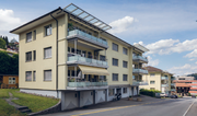 Seit 1. Juli in Besitz der ABL: Zwei Mehrfamilienhäuser mit je sechs Wohnungen und ein 5.5-Zimmer-Bauernhaus (rechts im Hintergrund). (Bild: PD)