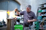 Ignaz Röllin bei der Arbeit in der Kunstgiesserei im Kanton Bern. (Bild: Maria Schmid (Wangen an der Aare, 18. Juli 2018))
