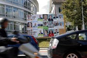Die Wahlplakate in der Gemeinde Cham 2014. (Bild: Werner Schelbert, 28. August 2014)