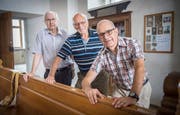 Sie arbeiten an einem barrierefreien Zugang in die Klosterkirche Münsterlingen: Markus Gmünder, Hugo Bertet und Marc Derungs. Hinter dieser Bank soll eine Rampe realisiert werden. (Bild: Andrea Stalder)