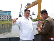Nordkoreas Wirtschaft ist im vergangenen Jahr so stark geschrumpft wie zuletzt 1997. Machthaber Kim Jong Un besucht eine Werft im Norden des Landes. (Bild: KEYSTONE/AP KCNA via KNS)