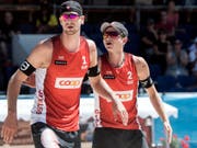 Adrian Heidrich (links) und Mirco Gerson - im Bild am Major-Turnier letzte Woche in Gstaad - stehen an der EM in den Achtelfinals (Bild: KEYSTONE/PETER SCHNEIDER)