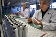 Die Medizintechnik-Branche könnte in den Sog des Streits um den Rahmenvertrag geraten. (Bild: Keystone)