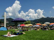 Badegäste geniessen das schöne Wetter im Strandbad in Thun. Freibäder sind Kulturgut in der Schweiz. Die meisten sind in die Jahre gekommen und sollten dringend saniert werden. Eine finanzielle Knacknuss für die Gemeinden. (Bild: KEYSTONE/PETER SCHNEIDER)