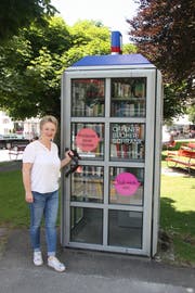 Heidi Müller von der Bibliotheksleitung Einsiedeln eröffnet den offenen Bücherschrank im Paracelsuspark in Einsiedeln. (Bild: PD)