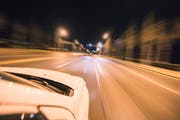In der Nacht drücken Raser besonders stark aufs Gaspedal. (Bild: Getty Images / Xuanyu Han)