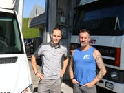 Odermatt Transporte mit Geschäftsführer Marco Bruderer (links) übernimmt die Kundschaft von Peter Wohnlich. (Bild: Perrine Woodtli)