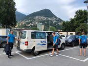 Ankunft des Teambusses im Freibad Lido in Lugano: Die Spieler sind bei der Reise auf sich alleine gestellt. (Bild: Matthias Hafen)