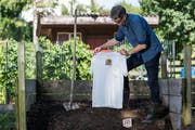 Calida-Produktmanager Harald Lenzinger präsentiert das kompostierbare «I love Nature»-Shirt.Bild: Eveline Beerkircher (Sursee, 20. Juli 2018)