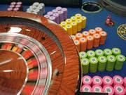 Etwa ein Prozent der Bevölkerung leidet an Spielsucht. In Basel können schwere Fälle von Verhaltenssucht nun stationär behandelt werden. (Symbolbild). (Bild: KEYSTONE/GAETAN BALLY)