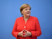 «Es liegen ereignisreiche, auch arbeitsreiche Monate hinter uns», sagt die deutsche Kanzlerin Angela Merkel. In ihrer traditionellen Sommer-Pressekonferenz zog sie Bilanz der ersten vier Monate der grossen Koalition. (Bild: Keystone/AP/BERND VON JUTRCZENKA)